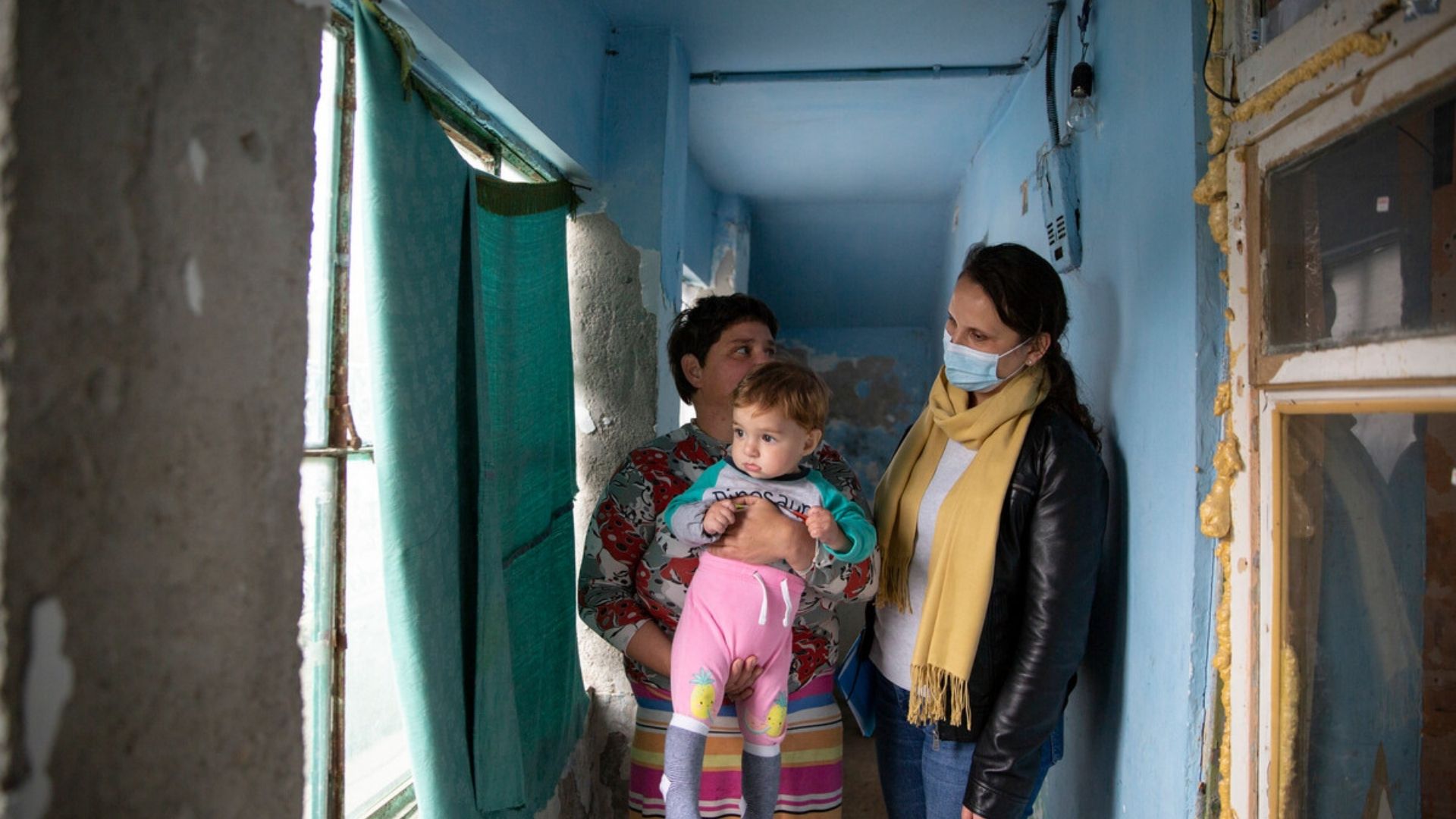 Social worker Andrea talking to a family at risk
